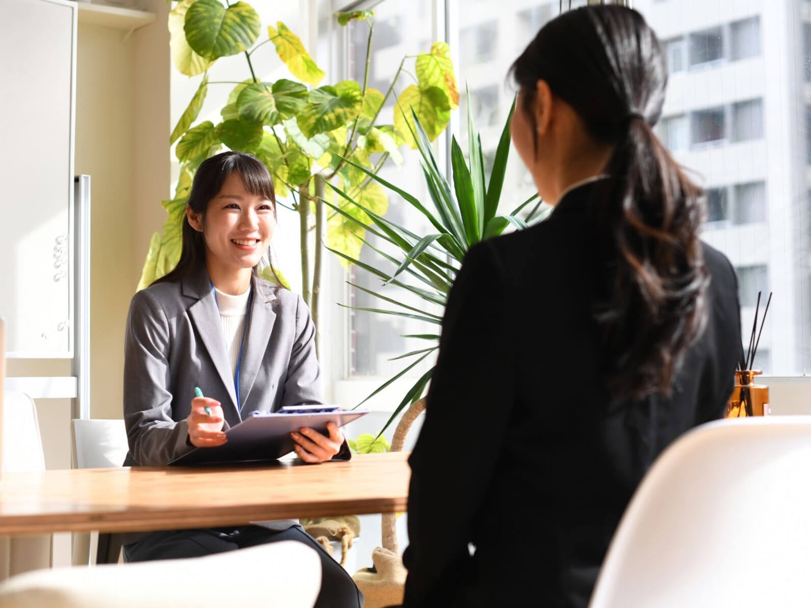 女性面接官　就活女性　面接中